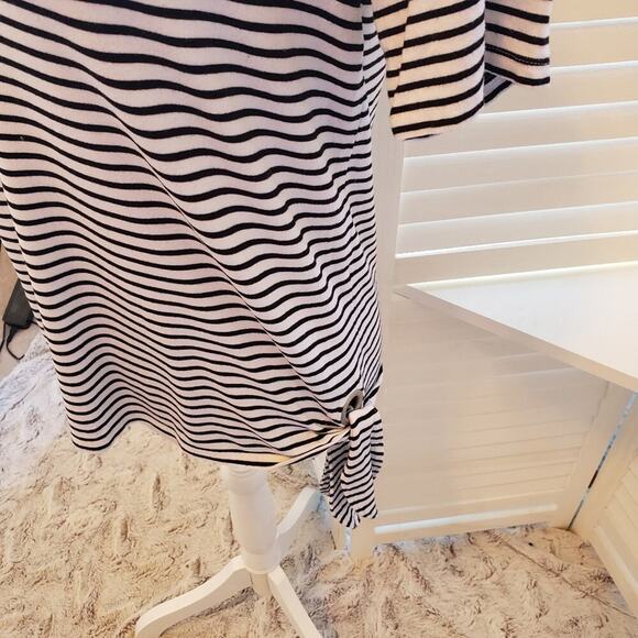 CHICOS BLK / WHITE STRIPED BOTTOM BLOUSE SIZE 1 (M8) - Picture 3 of 5